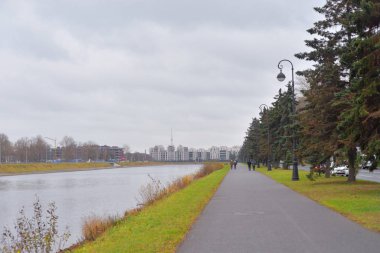 Saint Petersburg, Rusya'nın Krestovsky adada sonbahar günü, bisiklet yolu.