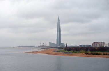Gökdelen üzerinde sahil, Finlandiya Körfezi, Baltık Denizi, St.Petersburg, Rusya.
