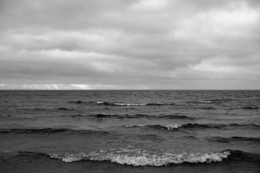 Baltık Denizi, Rusya'nın Finlandiya Körfezi üzerinde kara bulutlar. Siyah ve beyaz.