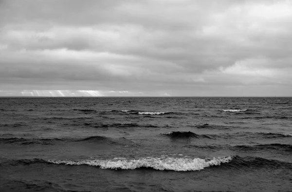 Тёмное Облако Над Финским Заливом Балтийского Моря Россия Черное Белое — стоковое фото