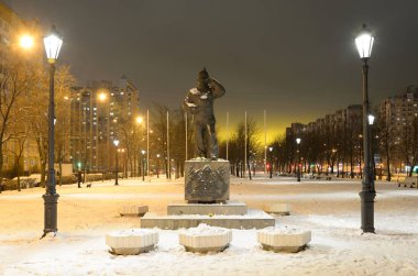 Kış gecesi Park St. Petersburg, Rusya'nın eteklerinde itfaiyeci heykele.
