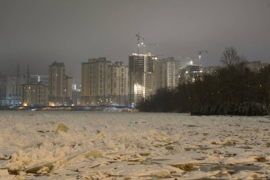 St. Petersburg, Rusya'nın eteklerinde akşam Neva Nehri'nin manzaraya.