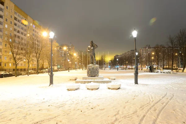 Памятник Пожарному Парке Зимнюю Ночь Окраине Санкт Петербурга — стоковое фото