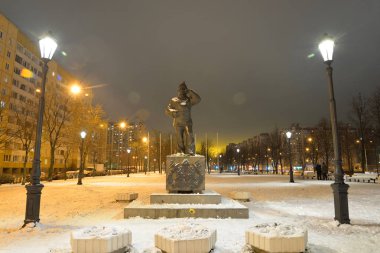 Kış gecesi Park St. Petersburg, Rusya'nın eteklerinde itfaiyeci heykele.