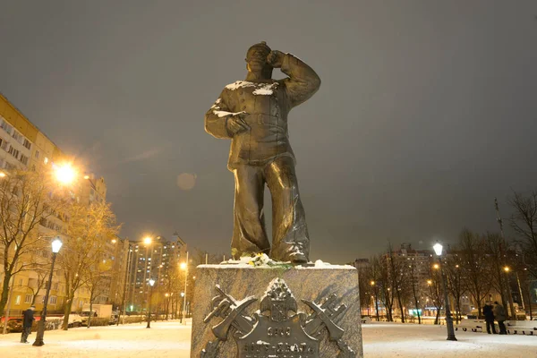俄罗斯圣彼得堡郊区冬夜公园里的消防队员雕像 — 图库照片