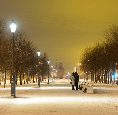 St. Petersburg, Rusya'nın dışında yer alan kış geceleri sokak.