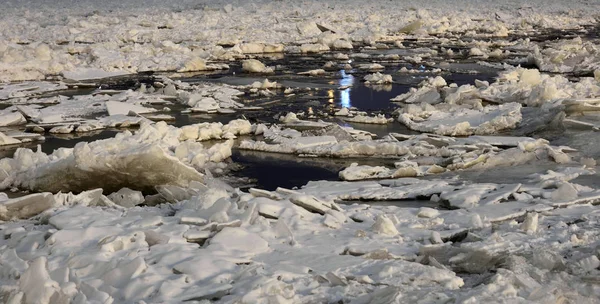 Ghiaccio Sull Acqua Nella Notte Inverno — Foto Stock