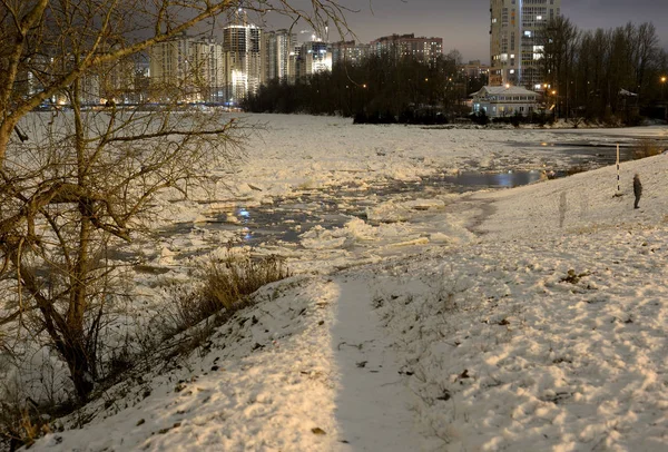 视图的涅瓦河在晚上郊区的圣彼得堡 俄罗斯 — 图库照片