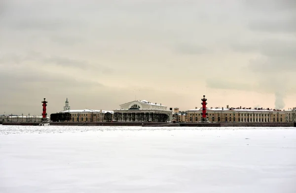 Vista Rio Neva Congelado Spit Ilha Vasilyevsky Centro São Petersburgo — Fotografia de Stock
