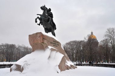 Saint Petersburg, Rusya Federasyonu - 30 Aralık 2018: bronz Süvari - Peter anıt ben St Petersburg bulut kış günü, Senato Meydanı.
