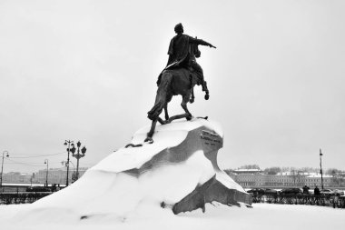 Saint Petersburg, Rusya Federasyonu - 30 Aralık 2018: bronz Süvari - Peter anıt ben St Petersburg bulut kış günü, Senato Meydanı. Siyah ve beyaz.