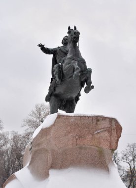 Bronz atlı - Peter anıt ben St Petersburg bulut kış günü, Senato Meydanı.