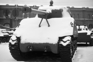M4 Sherman ana Amerikan orta tank İkinci Dünya Savaşı dönemi askeri topçu Müzesi, St.Petersburg, Rusya oldu. Siyah ve beyaz.