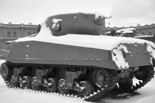 M4 Sherman ana Amerikan orta tank İkinci Dünya Savaşı dönemi askeri topçu Müzesi, St.Petersburg, Rusya oldu. Siyah ve beyaz.