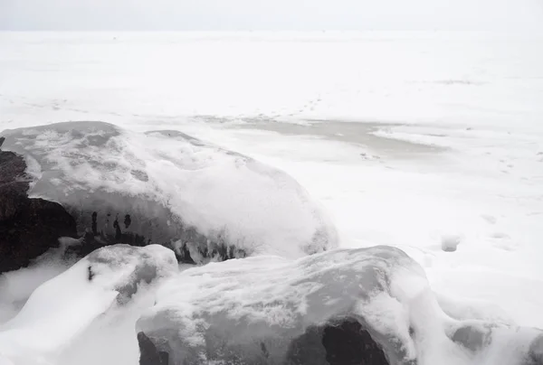 Rocha Granito Costa Mar Báltico Congelado Dia Inverno Nuvem Rússia — Fotografia de Stock