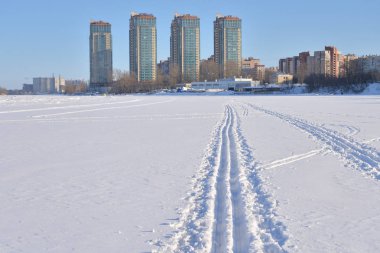 Kış kar arka plan ile cross country kayak parça.