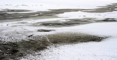 Bulut, Nehri'nde kış günü buz.