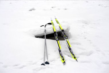 Saint Petersburg, Rusya Federasyonu - 9 Mart 2018: bulut gün, karda kayak.