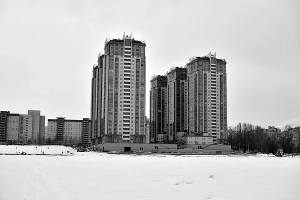 俄罗斯圣彼得堡 2018年3月9日 圣彼得堡郊区 Ribatskoe 的摩天大楼住房综合体 黑色和白色 — 图库照片