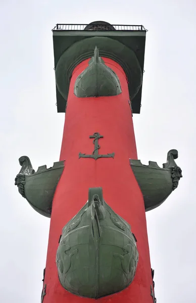 Coluna Rostral Sobre Fundo Céu Nuvem São Petersburgo Rússia — Fotografia de Stock