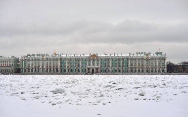 Kış Sarayı ve Neva Nehri'nde kış, St.Petersburg, Rusya.