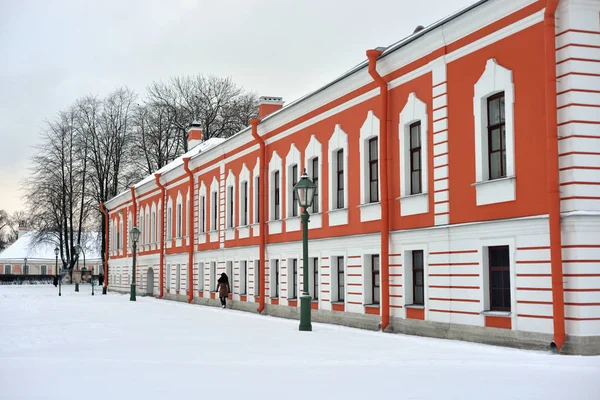 ピーターの司令官の家と冬雲の日 ロシアのサンクトペテルブルクにペトロパヴロフスク要塞 — ストック写真