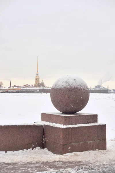 俄罗斯圣彼得堡瓦西里耶夫斯基岛之箭上的花岗岩球 在俄罗斯圣彼得堡 — 图库照片