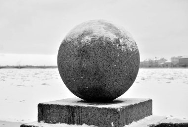 Granit top kış bulut gün, Rusya, St.Petersburg içinde ok Vasilievsky adasında. Siyah ve beyaz.