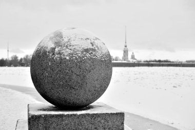 Granit top kış bulut gün, Rusya, St.Petersburg içinde ok Vasilievsky adasında. Siyah ve beyaz.