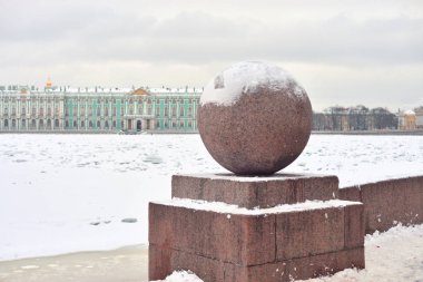 Granit topa St.Petersburg ok Vasilievsky adasında kış bulut gün, Rusya Federasyonu.