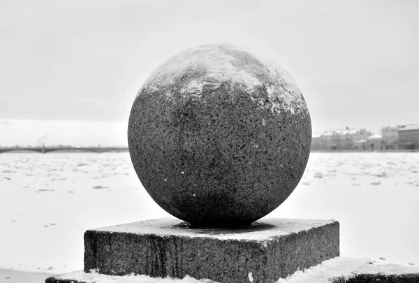 俄罗斯圣彼得堡瓦西里耶夫斯基岛之箭上的花岗岩球 在俄罗斯的冬云日 黑色和白色 — 图库照片