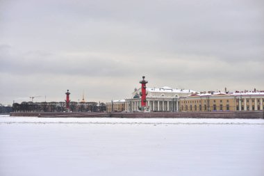 Dondurulmuş Neva nehir ve tükürmek, Vasilyevsky Island Merkezi St.Petersburg bulutlu kış gününde, Rusya Federasyonu.
