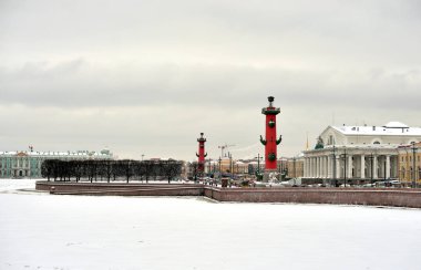 Dondurulmuş Neva nehir ve tükürmek, Vasilyevsky Island Merkezi St.Petersburg bulutlu kış gününde, Rusya Federasyonu.