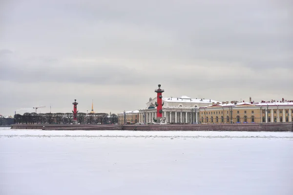 冷冻涅瓦河和圣彼得堡中心在多云的冬季一天 俄罗斯 Vasilyevsky 岛随地吐痰的视图 — 图库照片