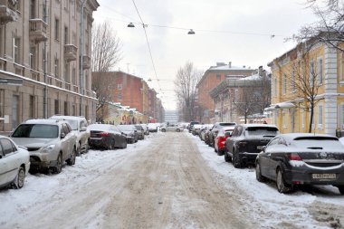 Saint Petersburg, Rusya Federasyonu - 9 Şubat 2018: karla kaplı sokak bulut kış günü St Petersburg merkezi içinde.