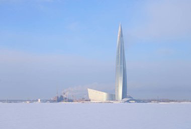 Gökdelen Lakhta Merkezi üzerinde sahil, Finlandiya Körfezi St.Petersburg içinde güneşli kış gününde, Rusya Federasyonu.