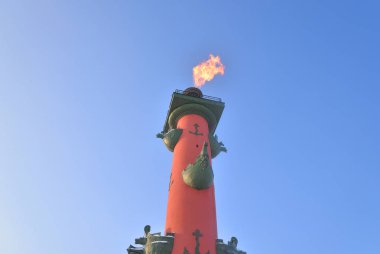 Saint Petersburg, Rusya'nın mavi gökyüzü arka plan üzerinde ateşli bir meşale ile rostral sütun.