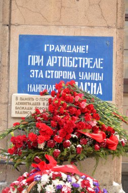 St.Petersburg, Rusya Federasyonu - 27 Ocak 2019: Hatıra plak - caddenin bu tarafında bombardımanı en tehlikeli, Nevsky prospect Saint Petersburg üzerinde olduğunda.