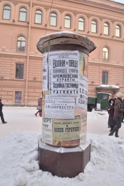 St.Petersburg, Rusya Federasyonu - 27 Ocak 2019: sokak hayatını. Retro tiyatro afişi. 75 Nazi Leningrad Kuşatması kurtuluş yıldönümü için kültür projesi.