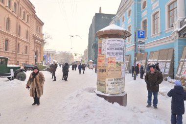 St.Petersburg, Rusya Federasyonu - 27 Ocak 2019: sokak hayatını. Retro tiyatro afişi. 75 Nazi Leningrad Kuşatması kurtuluş yıldönümü için kültür projesi.