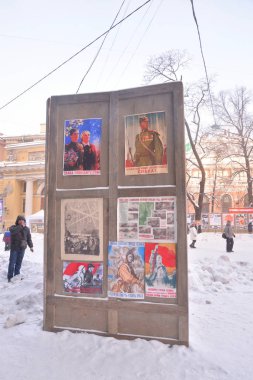 St.Petersburg, Rusya Federasyonu - 27 Ocak 2019: sokak hayatını. Sovyet savaş propaganda posterler ile stand. 75 Nazi Leningrad Kuşatması kurtuluş yıldönümü için kültür projesi.
