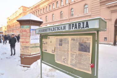 St.Petersburg, Rusya Federasyonu - 27 Ocak 2019: sokak hayatını. Retro gazete standı. 75 Nazi Leningrad Kuşatması kurtuluş yıldönümü için kültür projesi.