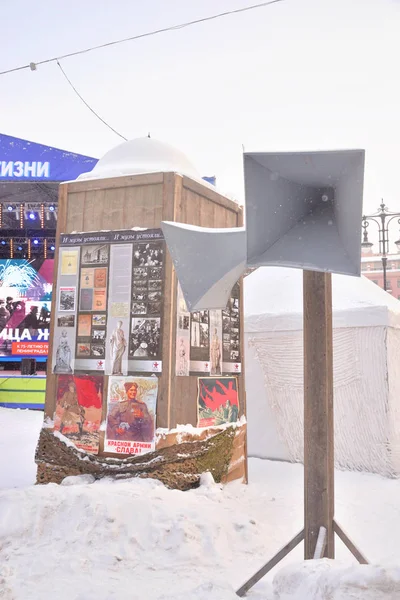 俄罗斯圣彼得堡 2019年1月27日 街头生活 站在苏联战争宣传海报上 纳粹列宁格勒围城解放75周年文化项目 — 图库照片