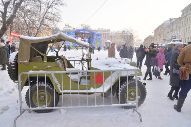 St.Petersburg, Rusya Federasyonu - 27 Ocak 2019: sokak hayatını. Retro askeri araç. 75 Nazi Leningrad Kuşatması kurtuluş yıldönümü için kültür projesi.