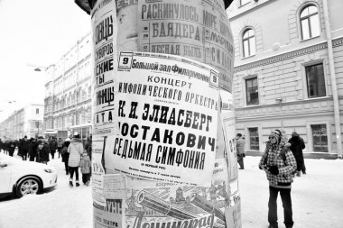 St.Petersburg, Rusya Federasyonu - 27 Ocak 2019: sokak hayatını. Retro tiyatro afişi. Kültürel proje için 75 Nazi Leningrad Kuşatması kurtuluş yıldönümü. Siyah ve beyaz.