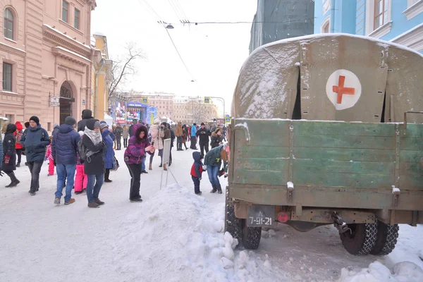 サンクトペテルブルク ロシア連邦 2019 街の生活 レトロな救急車 Gaz ナチス レニングラード包囲の解放の 周年を記念して文化プロジェクト — ストック写真