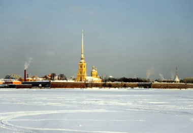 Peter ve Paul Fortress ve Rusya'nın St.Petersburg kentinde donmuş Neva Nehri.