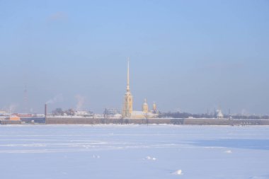 Peter ve Paul Fortress ve Rusya'nın St.Petersburg kentinde donmuş Neva Nehri.