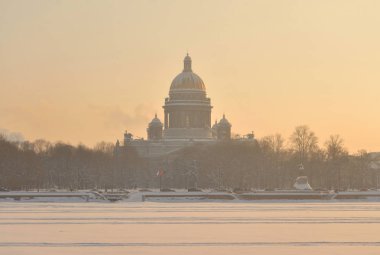 Saint Isaac's Katedrali ve St.Petersburg donmuş Neva Nehri güneşli kış akşam, Rusya Federasyonu.