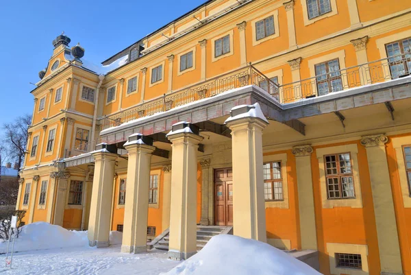 冬の晴れた日 ロシアのサンクトペテルブルクでメンシコフ宮殿 — ストック写真
